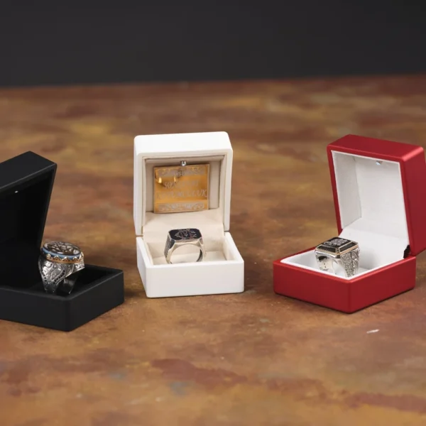 Kırmızı Işıklı Yüzük Kutusu