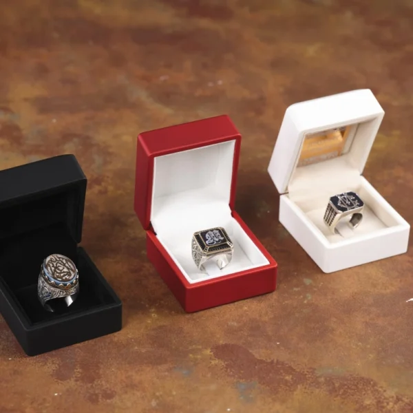 Kırmızı Işıklı Yüzük Kutusu