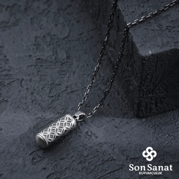 image_1950-1829.webp Silindir Gümüş Cevşen Kolye