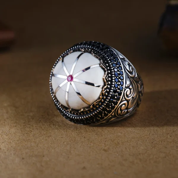 Gravür İşlemeli Taşlı Gümüş Erkek Yüzük