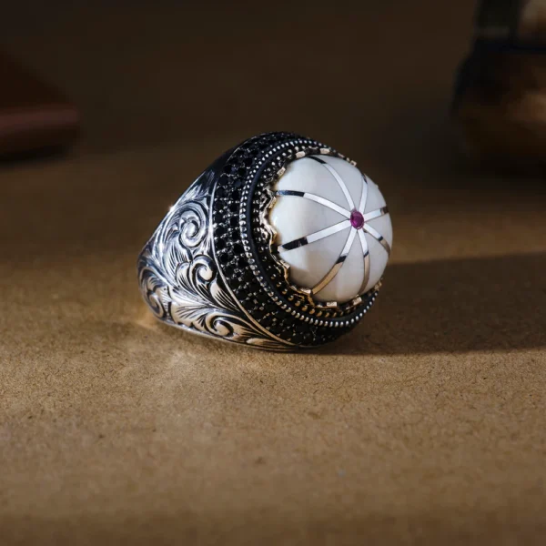 Gravür İşlemeli Taşlı Gümüş Erkek Yüzük