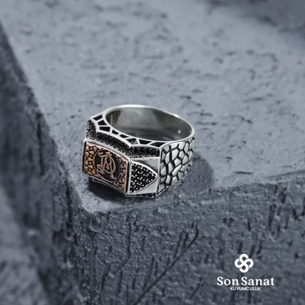 image_1950-2498.webp İtalik Cam Kırığı Harfli Gümüş Yüzük