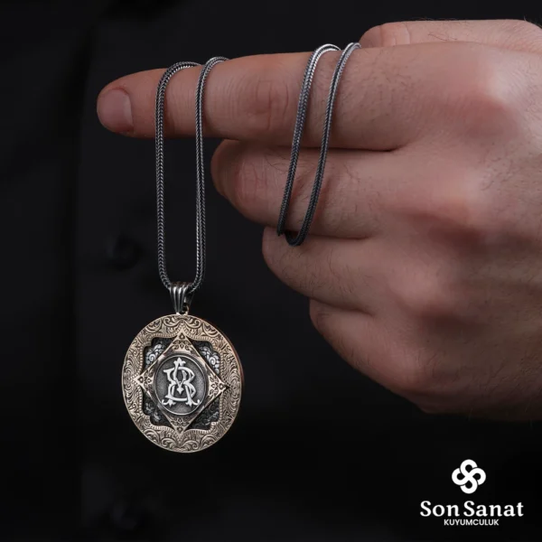 image_1950-603.webp Gravür Harf Gümüş Madalyon Kolye