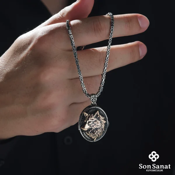 Oval Gravür Desenli Kurt Madalyon Kolye