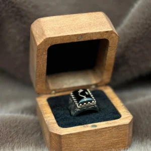 Kare Bombeli Akik Üzerine İşlenmiş ( HİÇ ) Modeli 925 Ayar Gümüş Erkek Yüzüğü