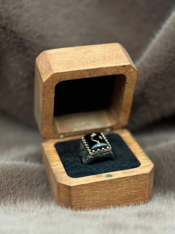 Kare Bombeli Akik Üzerine İşlenmiş ( HİÇ ) Modeli 925 Ayar Gümüş Erkek Yüzüğü